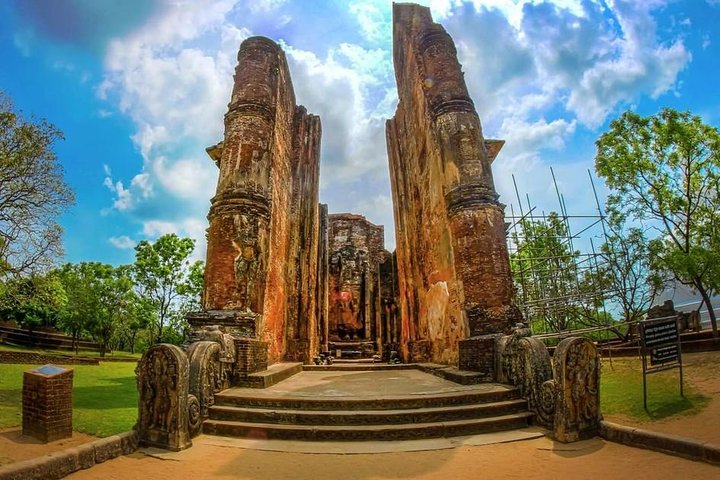 Taxi From Anuradhapura to Airport / Colombo (Private)
