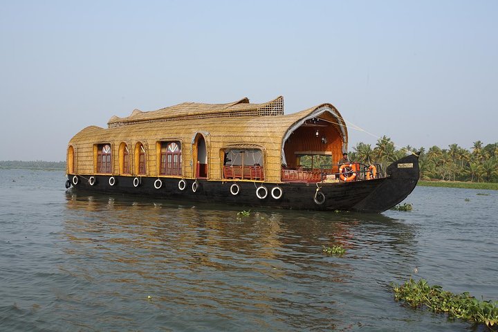 4 Nights Private Deluxe Tour Cochin/Munnar/Thekkady/Houseboat