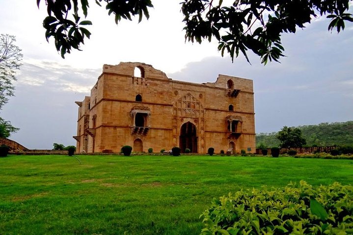 Full-Day Private Guided Chanderi Tour from Orchha with Lunch