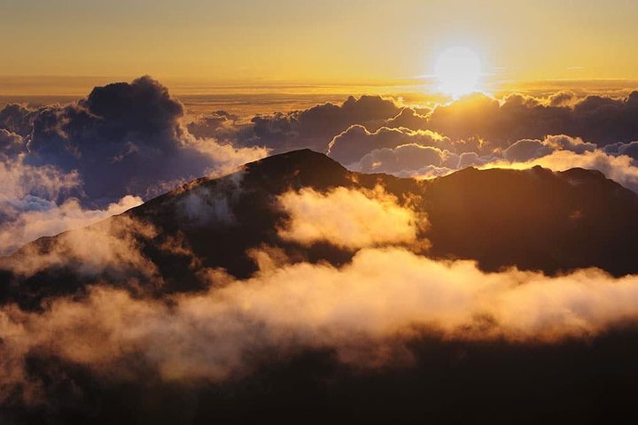 Maui: Haleakala Sunrise Spectacular with Local Breakfast