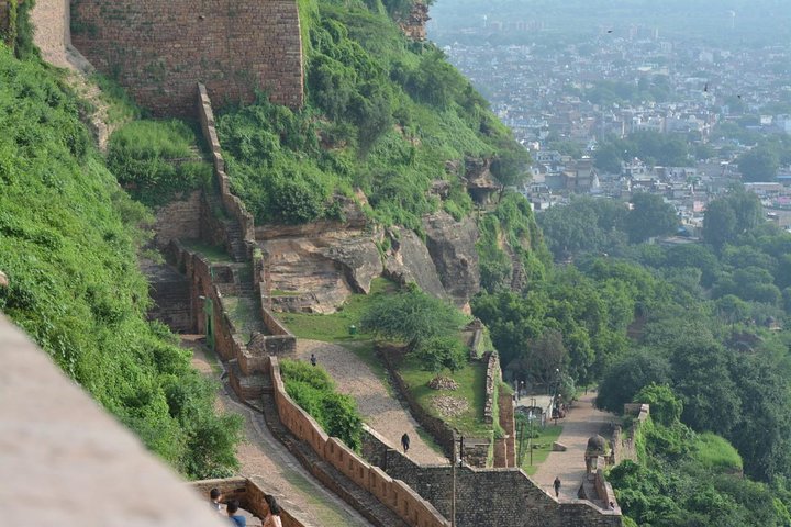 Gwalior tour with fort & beautiful palaces.