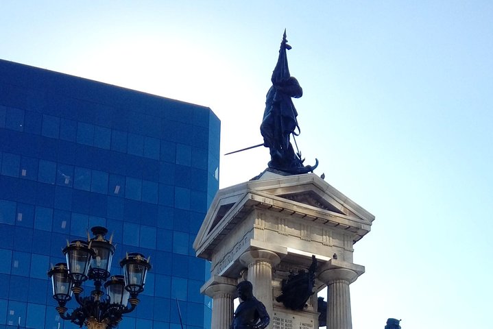 Tour in Valparaiso: Street Art, funiculars and port