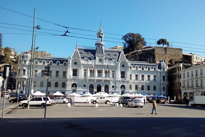 Tour in Valparaiso: Street Art, funiculars and port