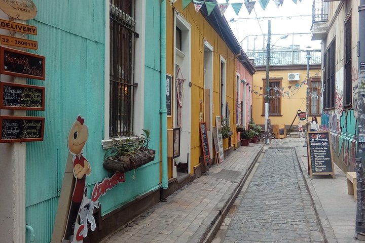 Tour in Valparaiso: Street Art, funiculars and port