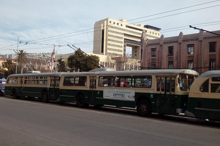 Tour in Valparaiso: Street Art, funiculars and port