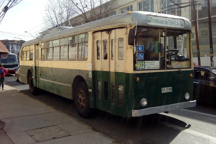 Tour in Valparaiso: Street Art, funiculars and port