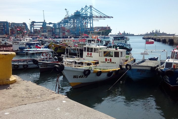 Tour in Valparaiso: Street Art, funiculars and port