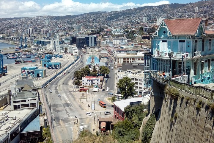 Tour in Valparaiso: Street Art, funiculars and port