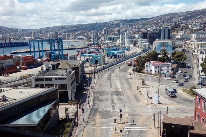 Tour in Valparaiso: Street Art, funiculars and port