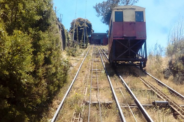 Tour in Valparaiso: Street Art, funiculars and port