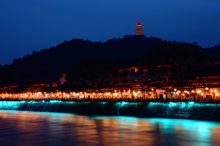 Dujiangyan Foodie Night Tour in Guanxian ancient town