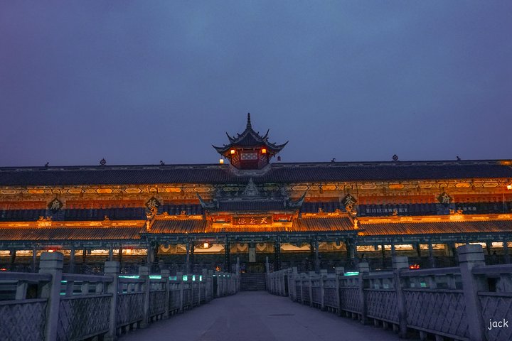 Dujiangyan Foodie Night Tour in Guanxian ancient town