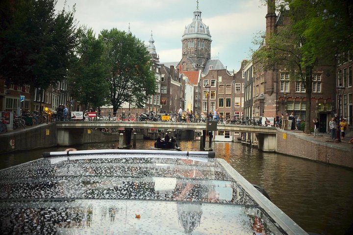 Amsterdam Small-Group Canal Cruise Including Snacks and Drinks