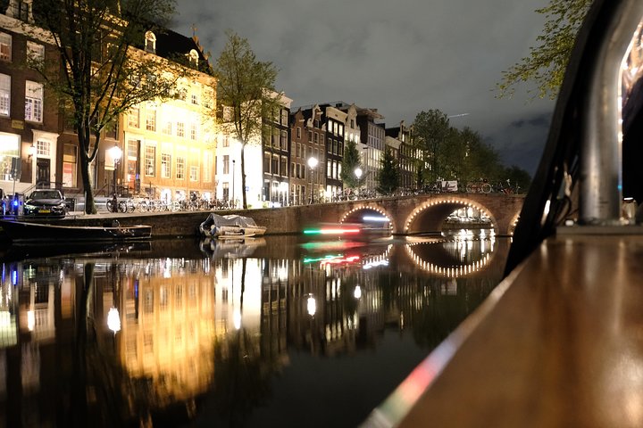 Amsterdam Small-Group Canal Cruise Including Snacks and Drinks