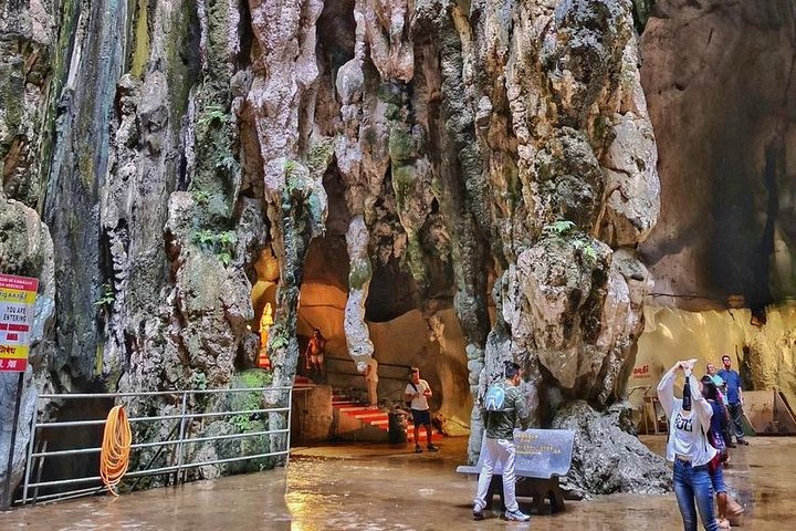 Private Tour Kuala Lumpur with Petronas Twin Towers Observation Deck & Batu Cave