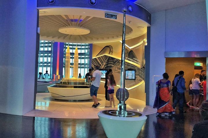 Private Tour Kuala Lumpur with Petronas Twin Towers Observation Deck & Batu Cave