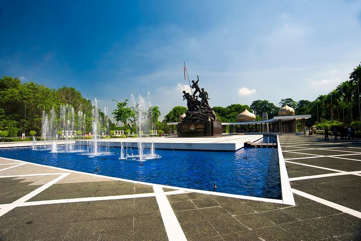 Private Tour Kuala Lumpur with Petronas Twin Towers Observation Deck & Batu Cave