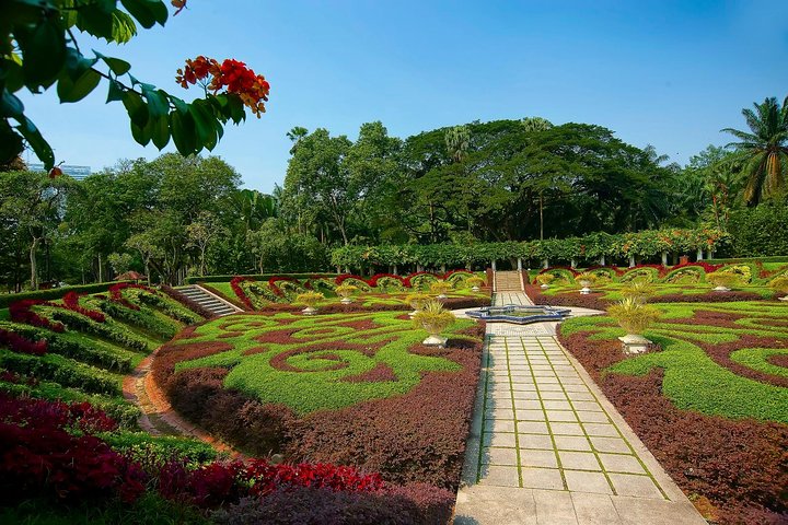 Private Tour Kuala Lumpur with Petronas Twin Towers Observation Deck & Batu Cave