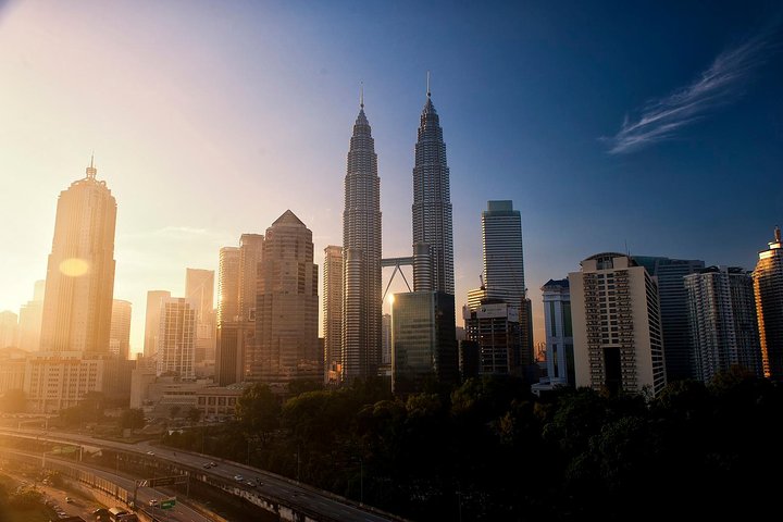 Private Tour Kuala Lumpur with Petronas Twin Towers Observation Deck & Batu Cave