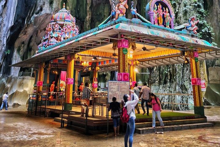 Private Tour Kuala Lumpur with Petronas Twin Towers Observation Deck & Batu Cave