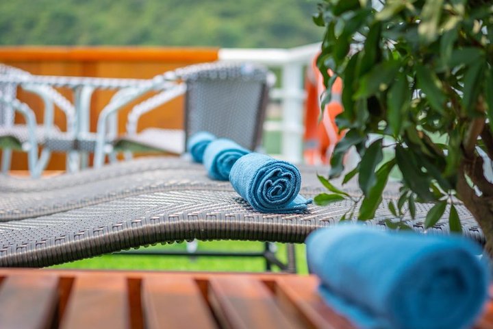 Ha Long Bay Cruise Day Tour - best selling: Kayaking, Swimming, hiking & Lunch