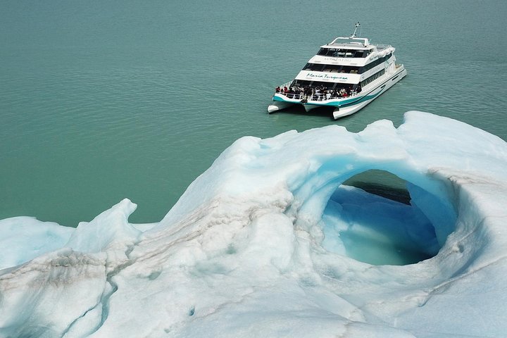 Perito Moreno boat tour from El Calafate: Glaciares Gourmet