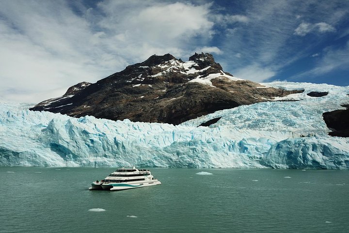 Perito Moreno boat tour from El Calafate: Glaciares Gourmet