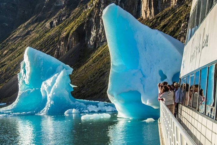 Perito Moreno boat tour from El Calafate: Glaciares Gourmet