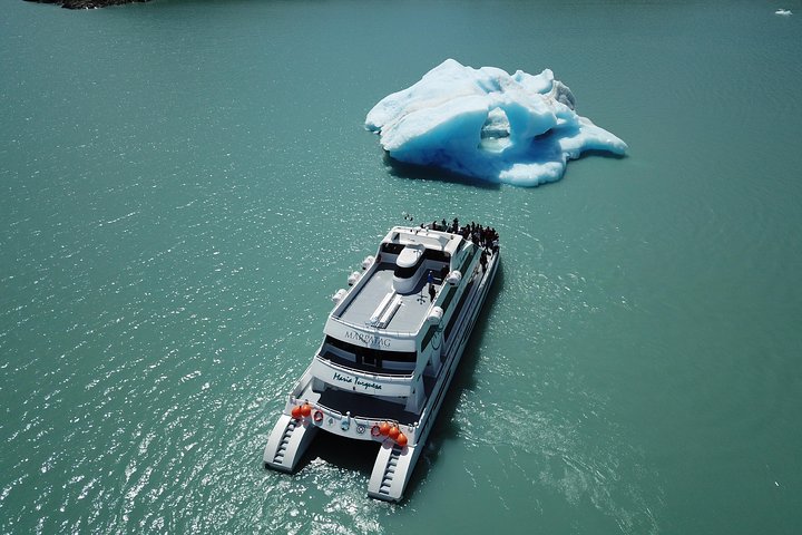 Perito Moreno boat tour from El Calafate: Glaciares Gourmet