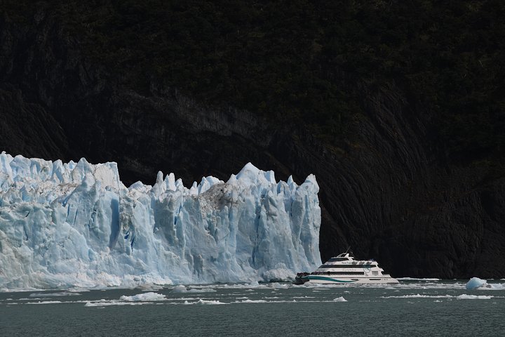Perito Moreno boat tour from El Calafate: Glaciares Gourmet
