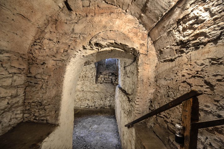 Prague Old Town, Medieval Underground and Dungeon Historical Tour