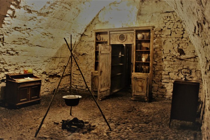 Prague Old Town, Medieval Underground and Dungeon Historical Tour