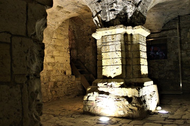 Prague Old Town, Medieval Underground and Dungeon Historical Tour