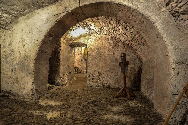 Prague Old Town, Medieval Underground and Dungeon Historical Tour