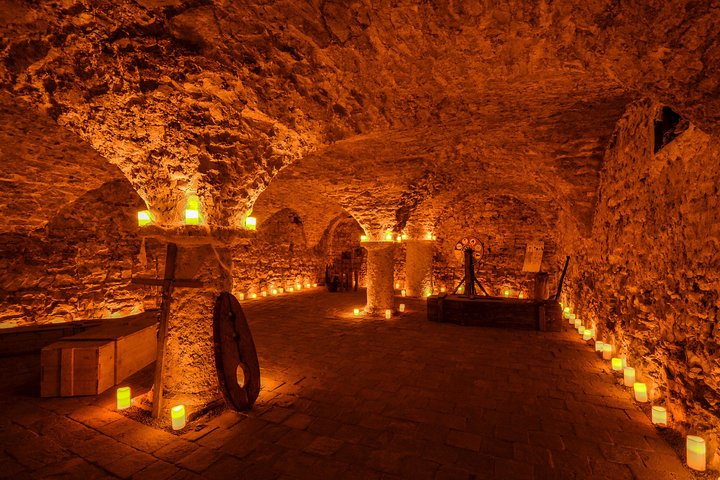 Prague Old Town, Medieval Underground and Dungeon Historical Tour