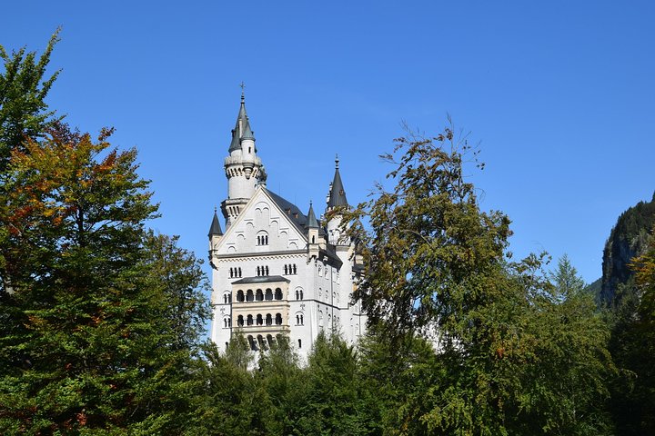 Private Guided Day Trip to Castle Neuschwanstein incl. Carriage Horse Ride