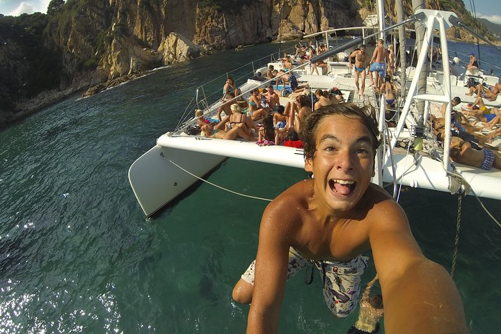 Catamaran ride -Costa Brava with barbecue and drinks. Familiar.