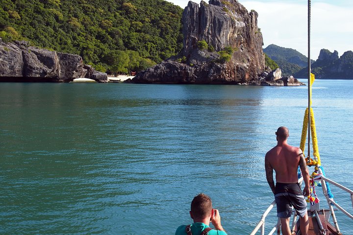 Semi-Private yacht adventure to Ang Thong Park’s hidden treasures