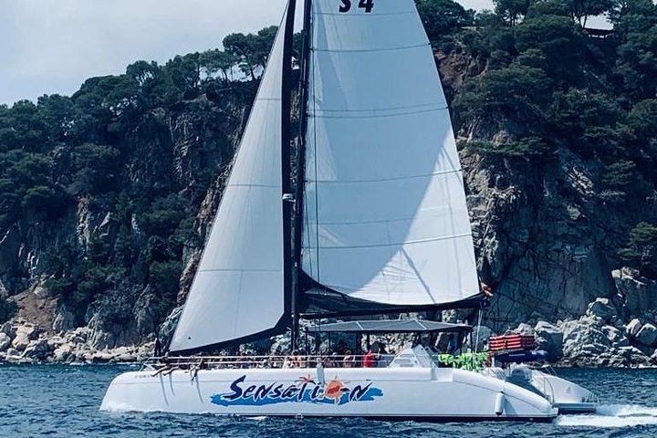 Catamaran ride -Costa Brava with barbecue and drinks. Familiar.