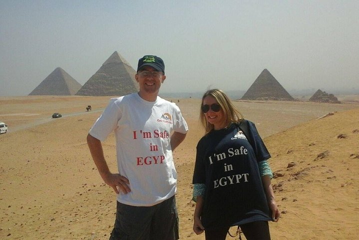 Layover Tour To Giza Pyramids & old Egyptian Museum & Khan