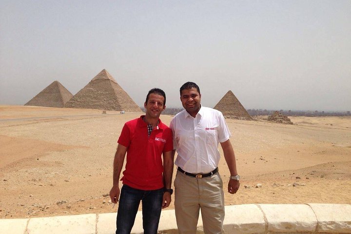 Layover Tour To Giza Pyramids & old Egyptian Museum & Khan