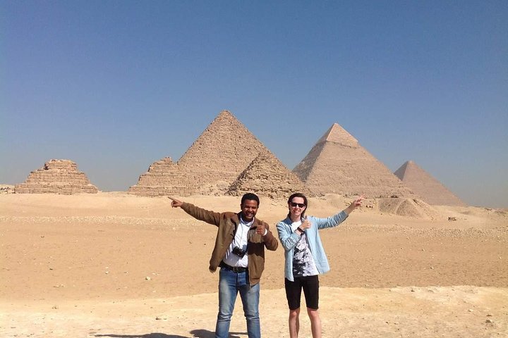 Layover Tour To Giza Pyramids & old Egyptian Museum & Khan