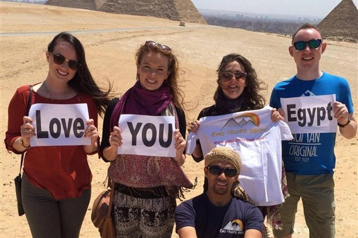 Layover Tour To Giza Pyramids & old Egyptian Museum & Khan