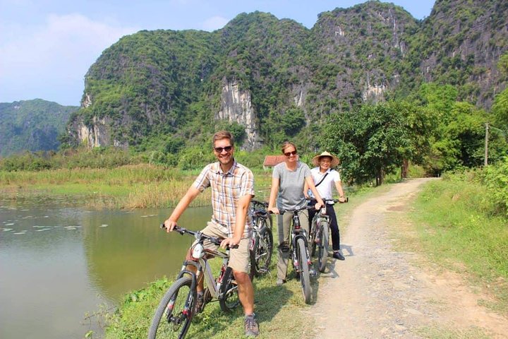 Ninh Binh Day Tour from Hanoi with Boat and Bike