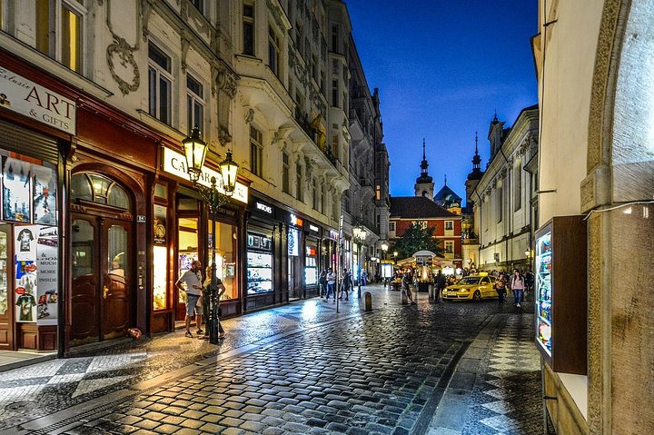 Private Transfer from Karlovy Vary to Prague, English-speaking driver