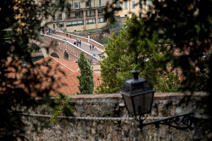 Verona walking tour:food&wine,history lunch or dinner & funicular