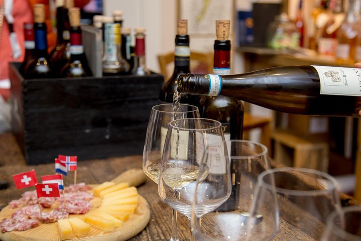 Verona walking tour:food&wine,history lunch or dinner & funicular