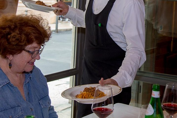 Verona walking tour:food&wine,history lunch or dinner & funicular