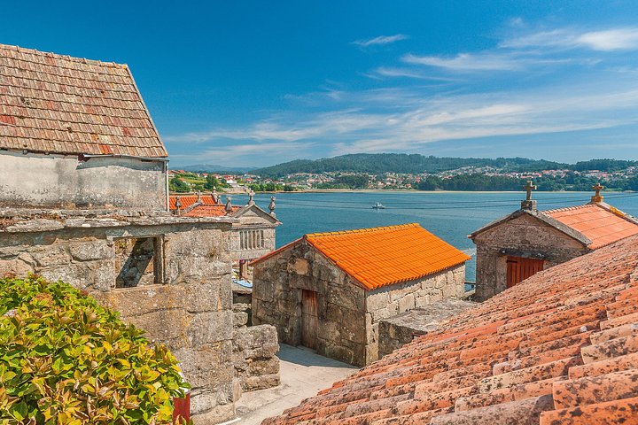 Rías Baixas Private Tour with Wine Tasing, Food, Mussels Boat and Pickup