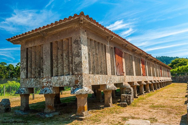 Rías Baixas Private Tour with Wine Tasing, Food, Mussels Boat and Pickup